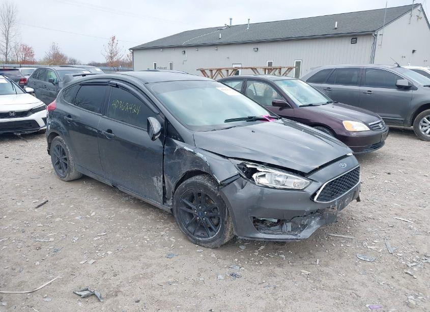 2017 Ford Focus SE (VIN 1FADP3K21HL335751) main photo