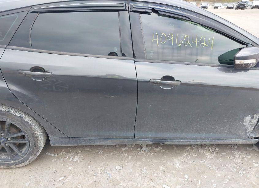 Photo 13 of 2017 Ford Focus SE (VIN 1FADP3K21HL335751)