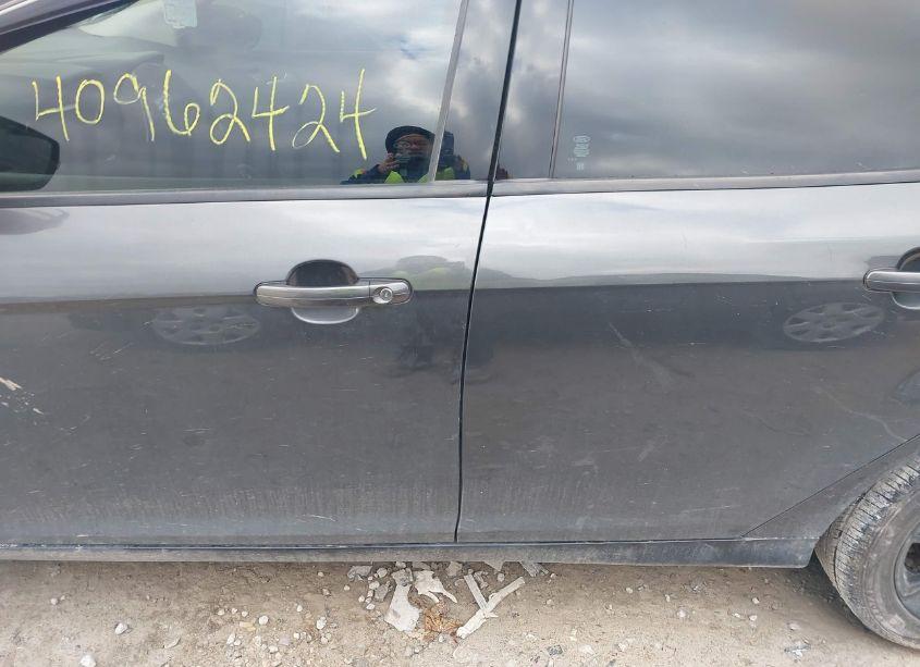 Photo 14 of 2017 Ford Focus SE (VIN 1FADP3K21HL335751)