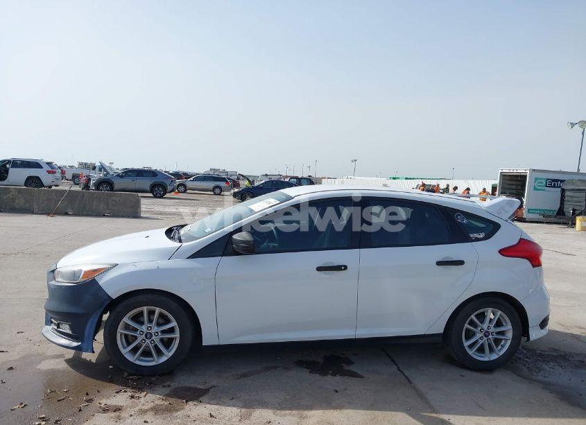Photo 14 of 2017 Ford Focus SE (VIN 1FADP3K21HL347348)