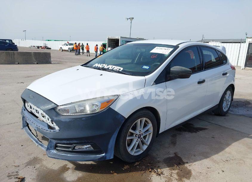 Photo 2 of 2017 Ford Focus SE (VIN 1FADP3K21HL347348)