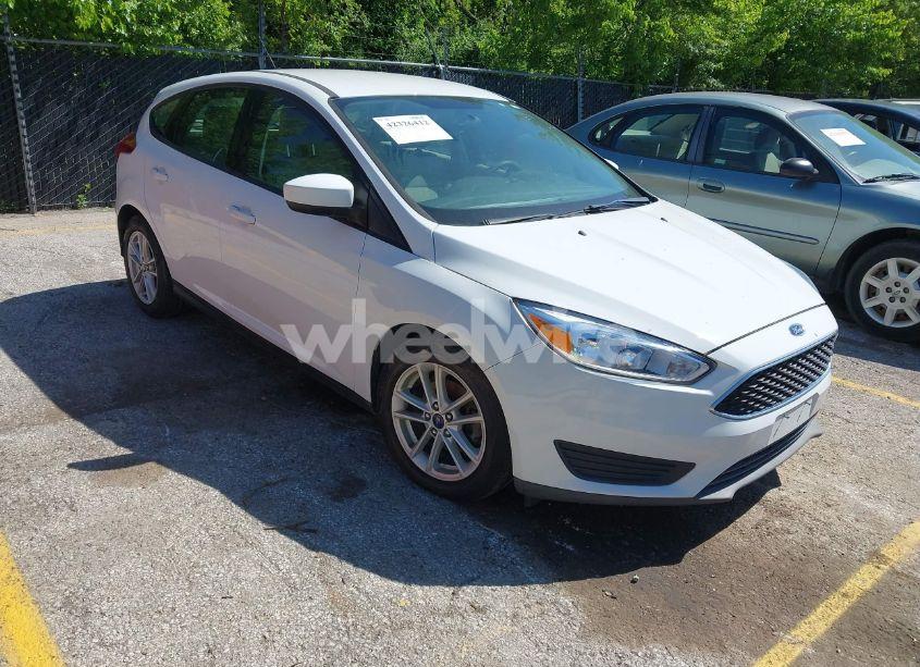 2018 Ford Focus SE (VIN 1FADP3K21JL231914) main photo