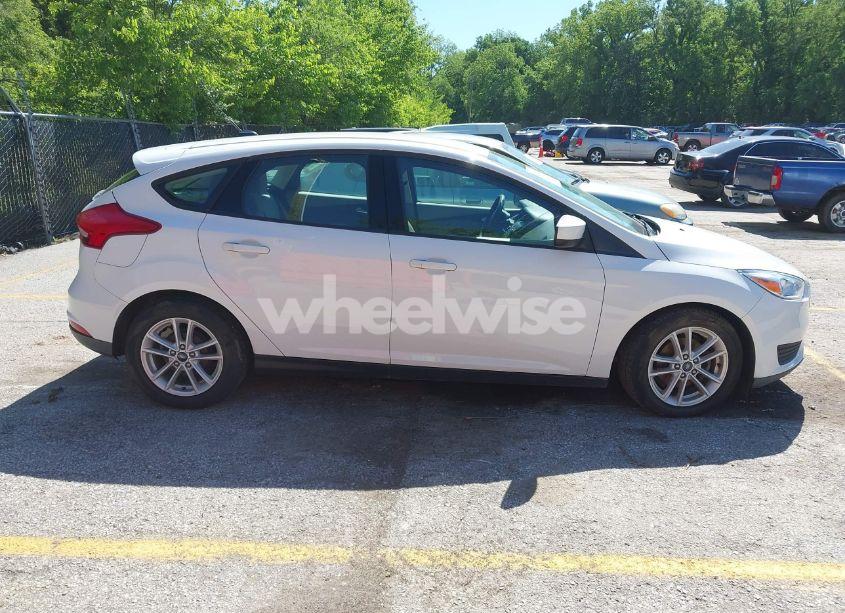 Photo 13 of 2018 Ford Focus SE (VIN 1FADP3K21JL231914)