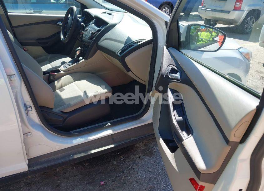 Photo 5 of 2018 Ford Focus SE (VIN 1FADP3K21JL231914)