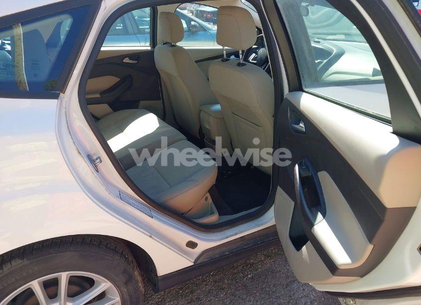 Photo 8 of 2018 Ford Focus SE (VIN 1FADP3K21JL231914)