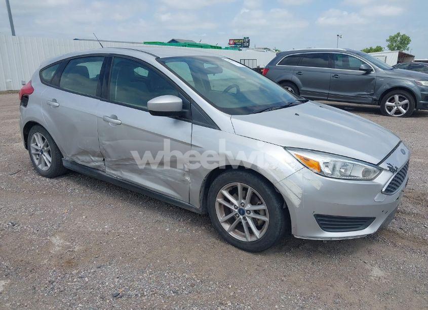 2018 Ford Focus SE (VIN 1FADP3K21JL279932) main photo