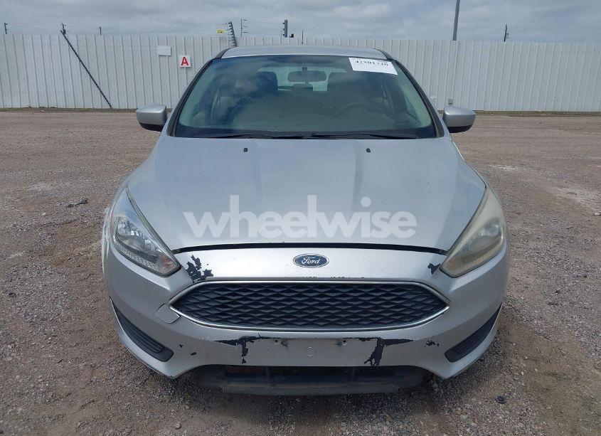 Photo 12 of 2018 Ford Focus SE (VIN 1FADP3K21JL279932)