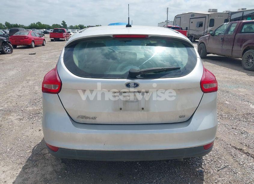 Photo 16 of 2018 Ford Focus SE (VIN 1FADP3K21JL279932)