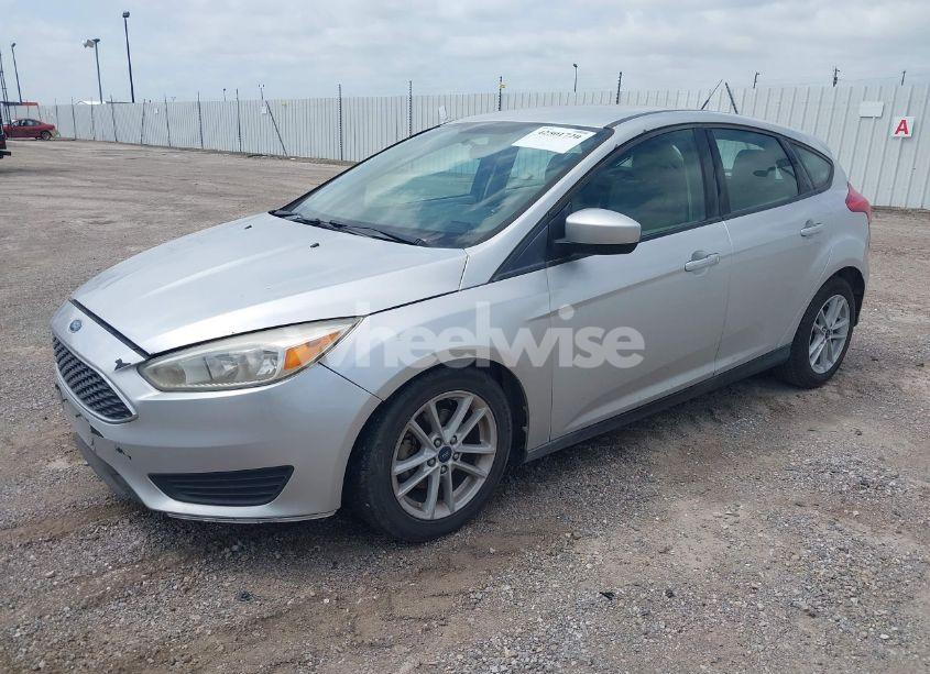 Photo 2 of 2018 Ford Focus SE (VIN 1FADP3K21JL279932)