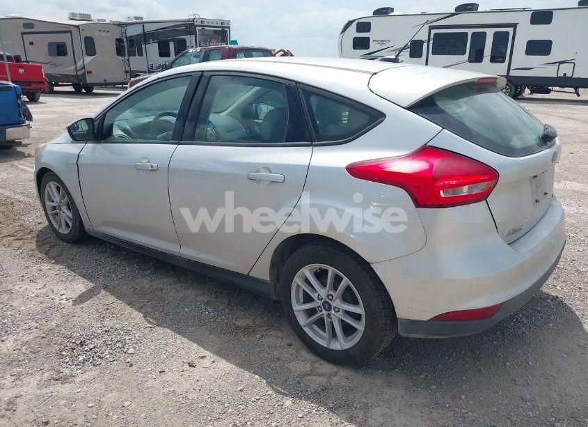 Photo 3 of 2018 Ford Focus SE (VIN 1FADP3K21JL279932)