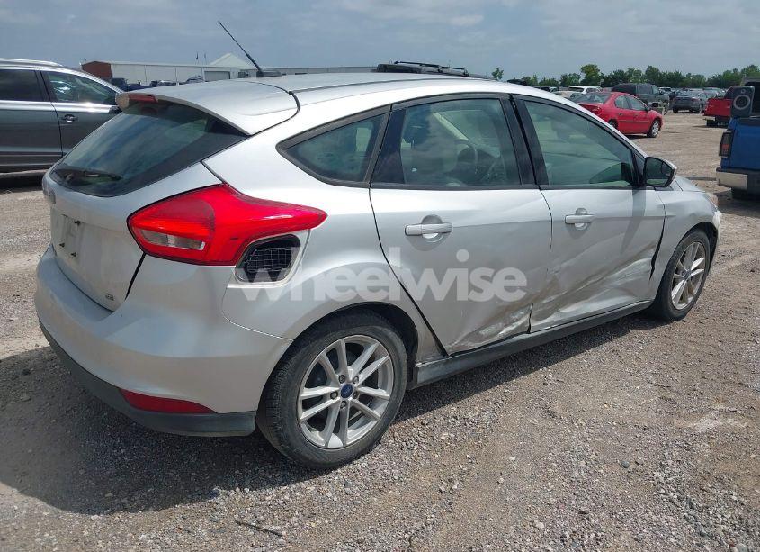 Photo 4 of 2018 Ford Focus SE (VIN 1FADP3K21JL279932)
