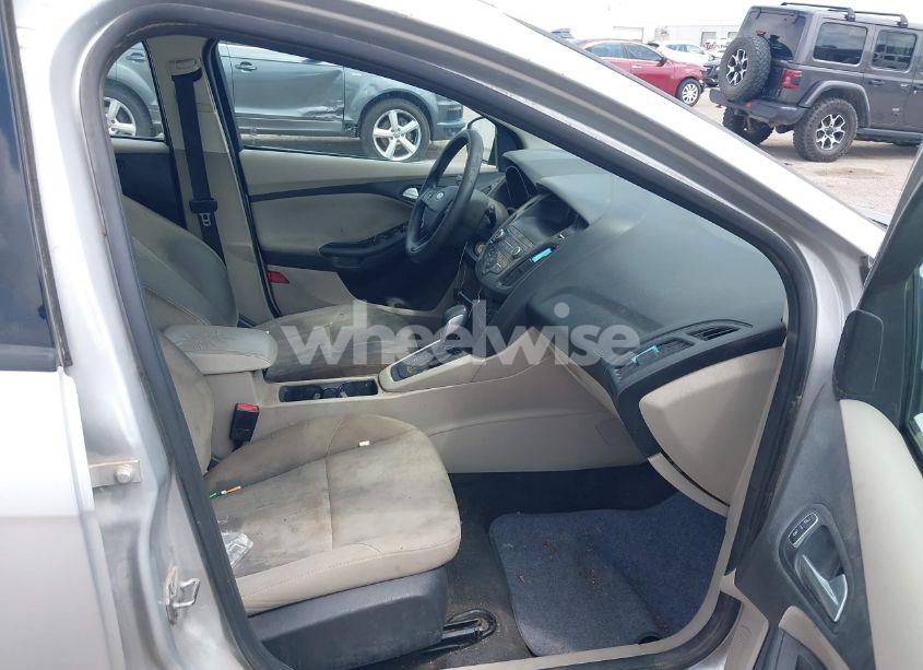 Photo 5 of 2018 Ford Focus SE (VIN 1FADP3K21JL279932)