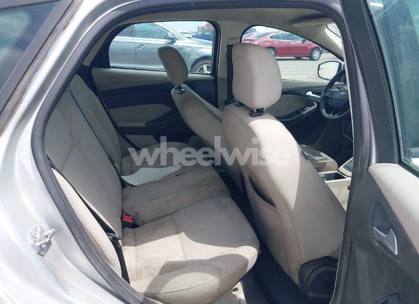 Photo 8 of 2018 Ford Focus SE (VIN 1FADP3K21JL279932)