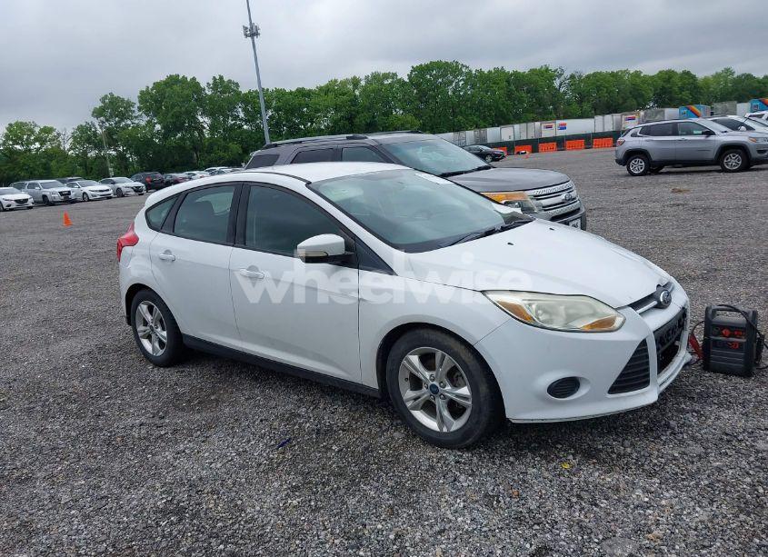 2013 Ford Focus SE (VIN 1FADP3K22DL302798) main photo