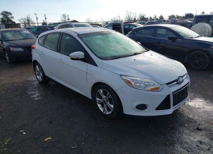 2014 Ford Focus SE (VIN 1FADP3K22EL257525) main photo