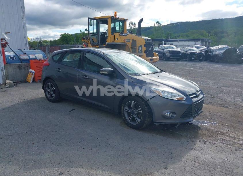 2014 Ford Focus SE (VIN 1FADP3K22EL319750) main photo