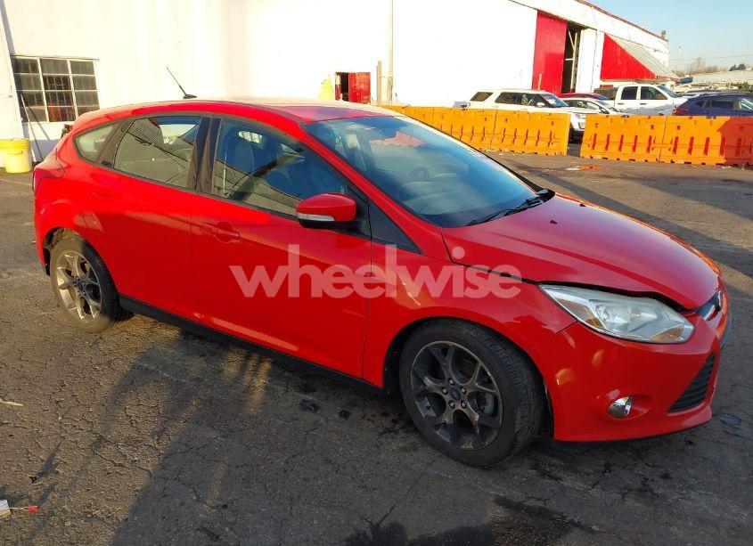 2014 Ford Focus SE (VIN 1FADP3K22EL325371) main photo