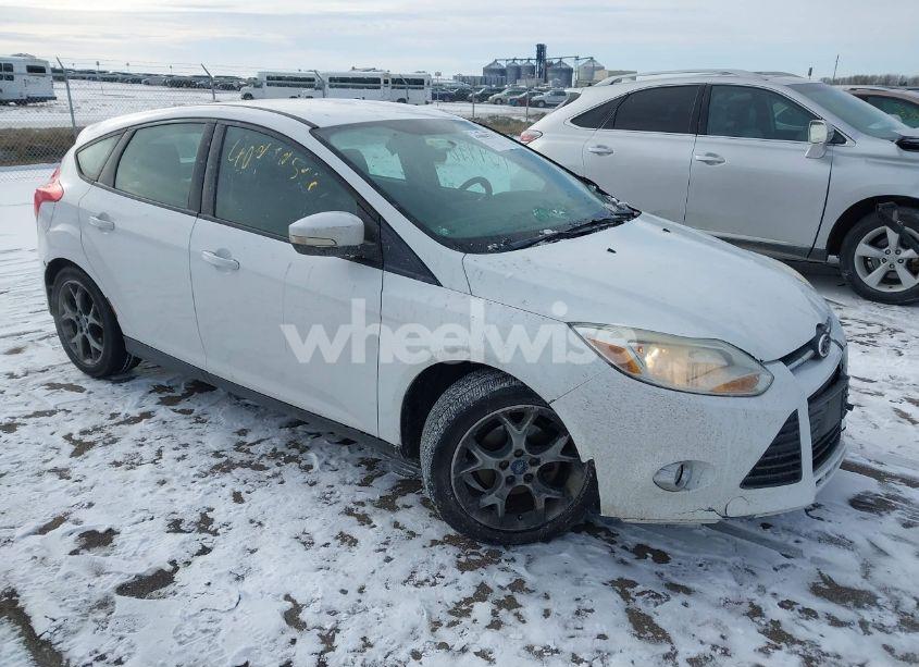2014 Ford Focus SE (VIN 1FADP3K22EL325452) main photo