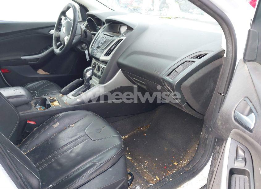 Photo 5 of 2014 Ford Focus SE (VIN 1FADP3K22EL325452)