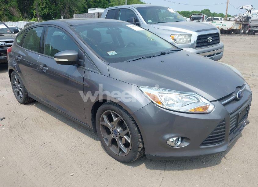 2014 Ford Focus SE (VIN 1FADP3K22EL326648) main photo