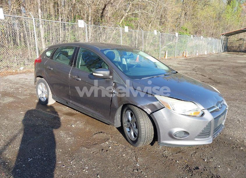 2014 Ford Focus SE (VIN 1FADP3K22EL327833) main photo