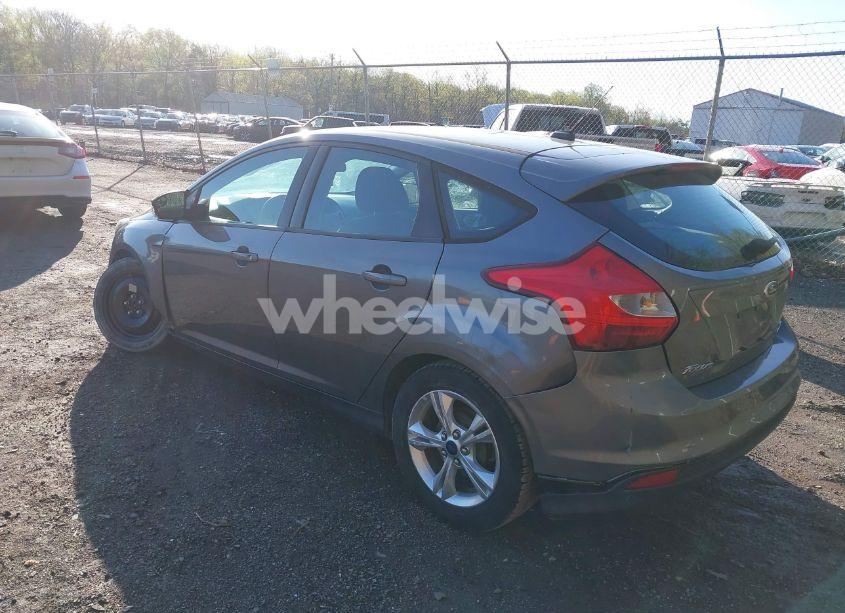 Photo 3 of 2014 Ford Focus SE (VIN 1FADP3K22EL327833)