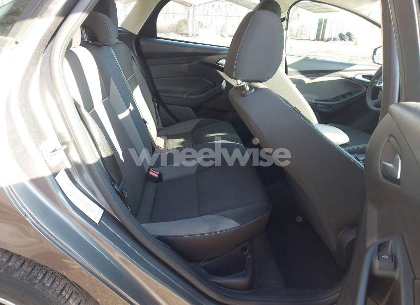 Photo 8 of 2014 Ford Focus SE (VIN 1FADP3K22EL327833)