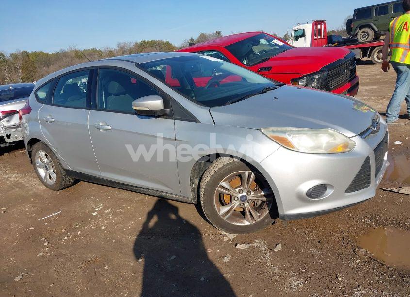 2014 Ford Focus SE (VIN 1FADP3K22EL332353) main photo