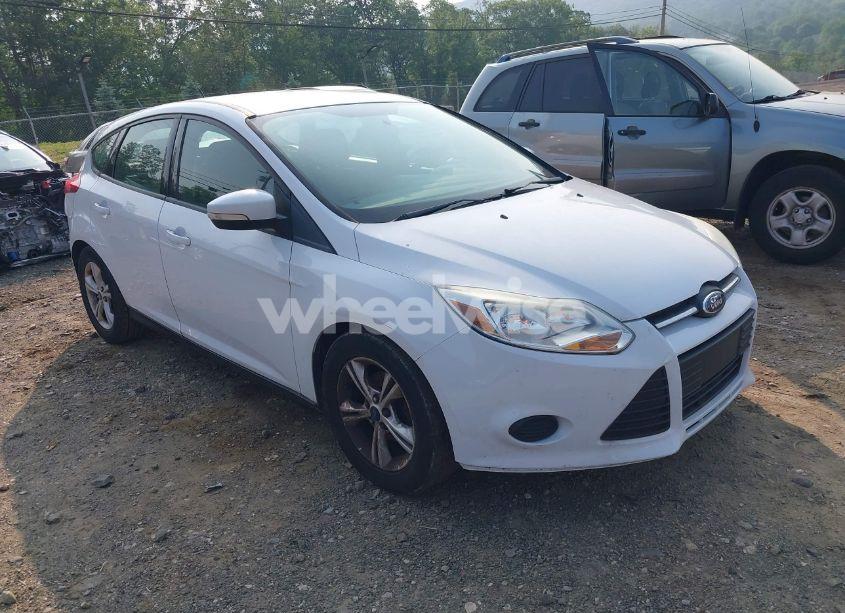 2014 Ford Focus SE (VIN 1FADP3K22EL402398) main photo