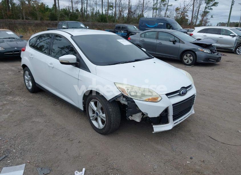 2014 Ford Focus SE (VIN 1FADP3K22EL426748) main photo