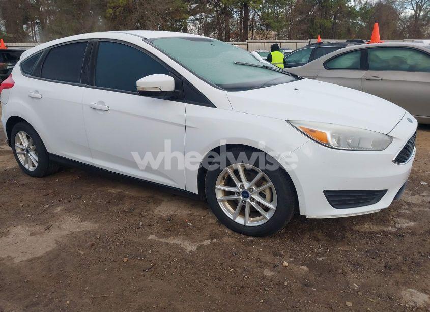 2015 Ford Focus SE (VIN 1FADP3K22FL203692) main photo