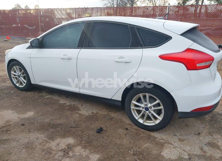 Photo 3 of 2015 Ford Focus SE (VIN 1FADP3K22FL203692)