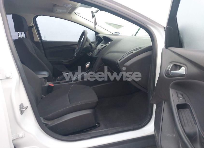 Photo 5 of 2015 Ford Focus SE (VIN 1FADP3K22FL203692)