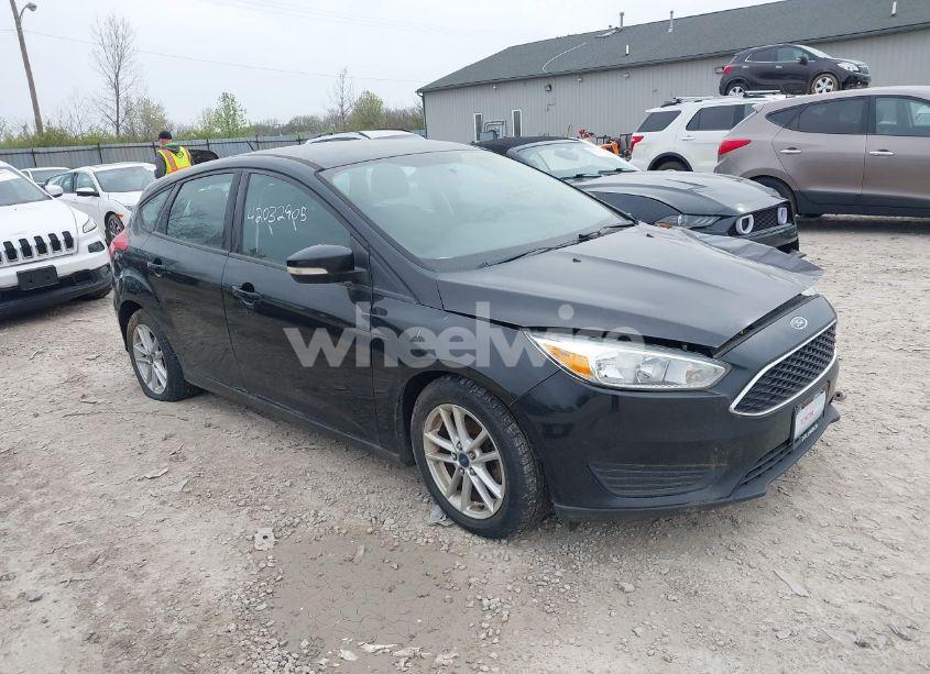 2015 Ford Focus SE (VIN 1FADP3K22FL293099) main photo