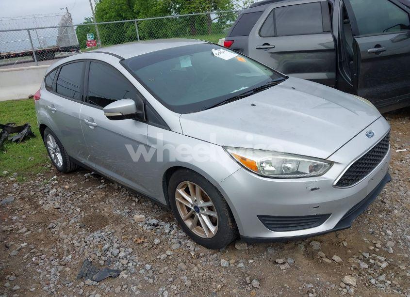 2015 Ford Focus SE (VIN 1FADP3K22FL315361) main photo