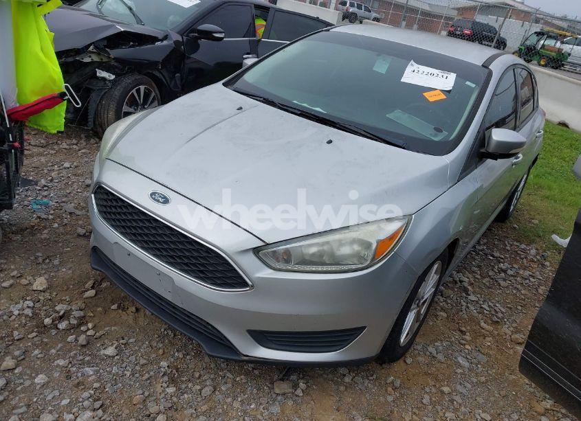 Photo 2 of 2015 Ford Focus SE (VIN 1FADP3K22FL315361)