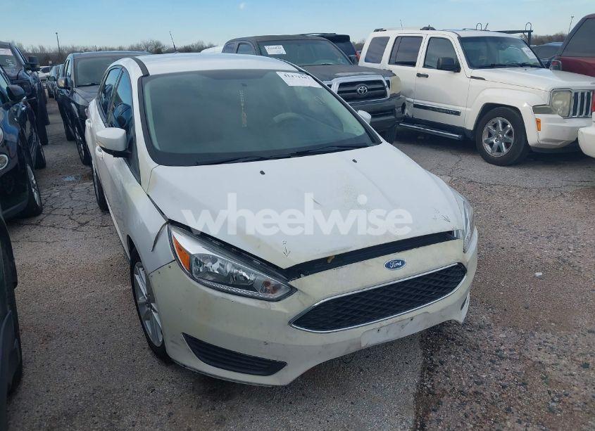 2015 Ford Focus SE (VIN 1FADP3K22FL384874) main photo
