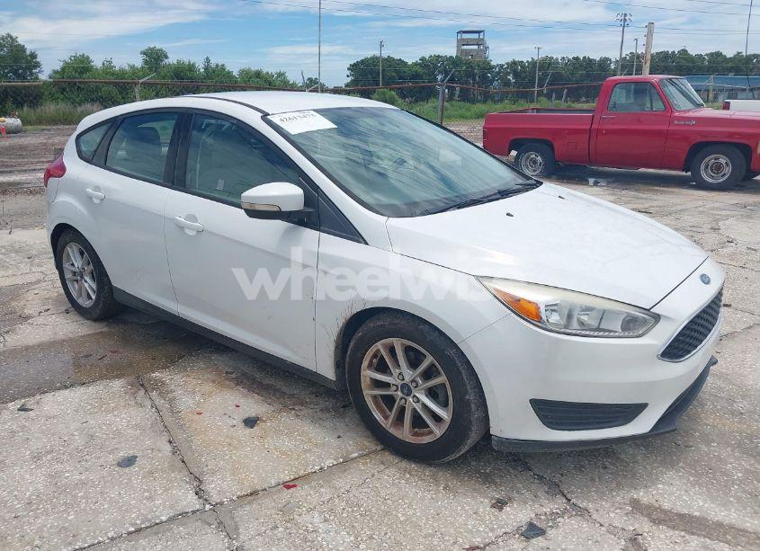 2016 Ford Focus SE (VIN 1FADP3K22GL213513) main photo