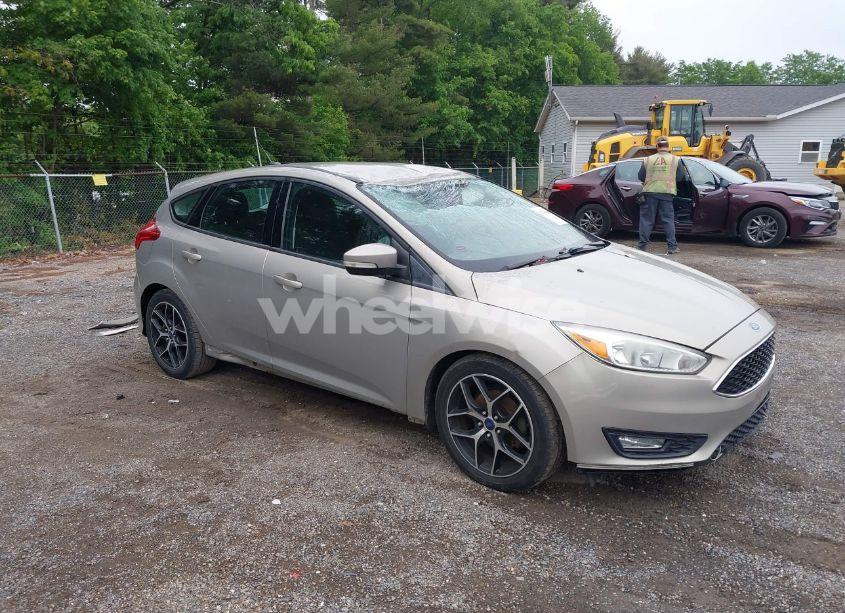 2016 Ford Focus SE (VIN 1FADP3K22GL399344) main photo