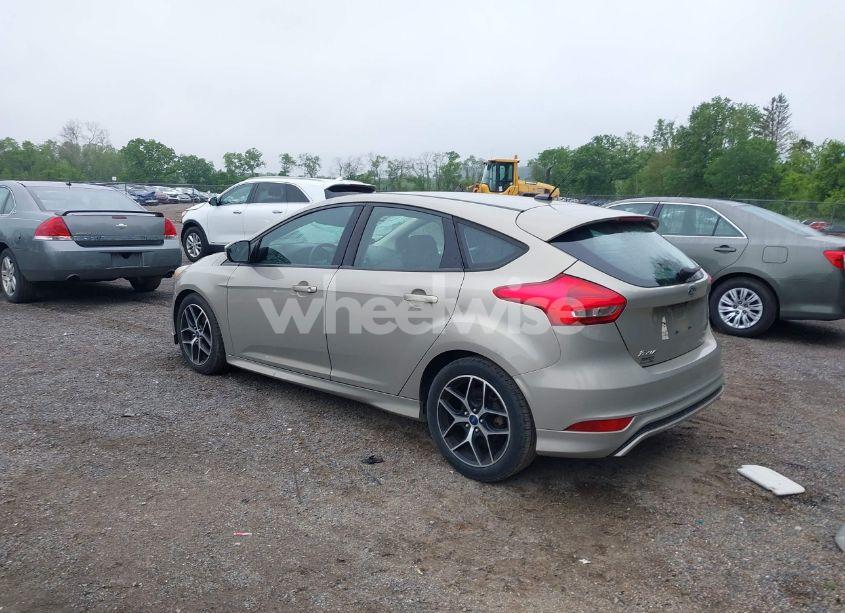 Photo 3 of 2016 Ford Focus SE (VIN 1FADP3K22GL399344)