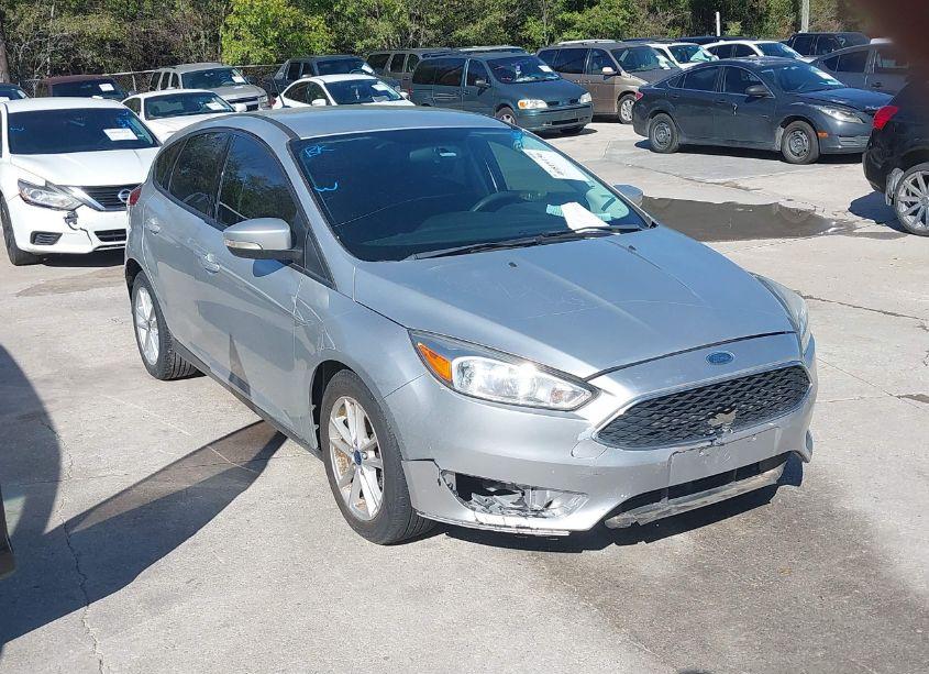 2017 Ford Focus SE (VIN 1FADP3K22HL216798) main photo