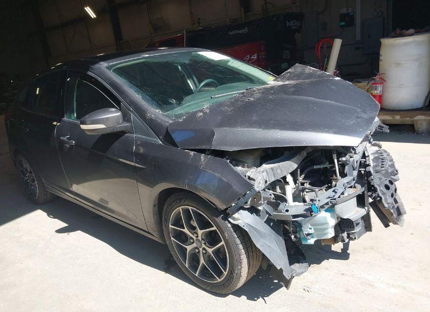 2017 Ford Focus SE (VIN 1FADP3K22HL246707) main photo