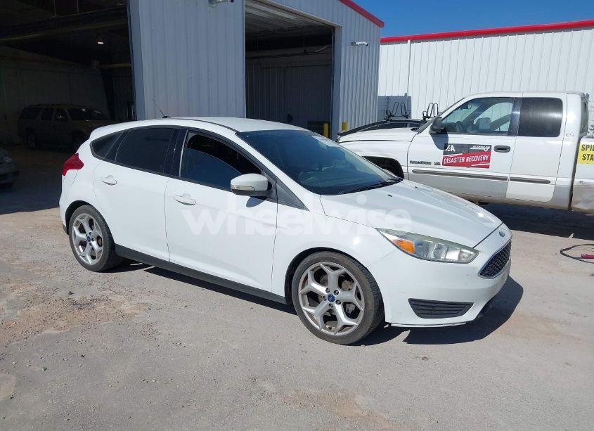 2017 Ford Focus SE (VIN 1FADP3K22HL259179) main photo