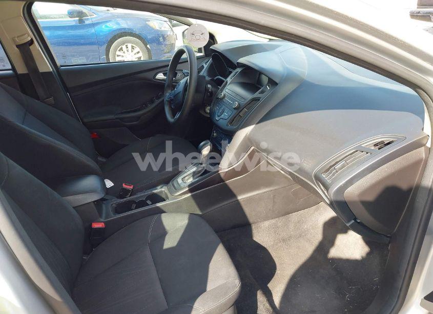 Photo 5 of 2018 Ford Focus SE (VIN 1FADP3K22JL207752)