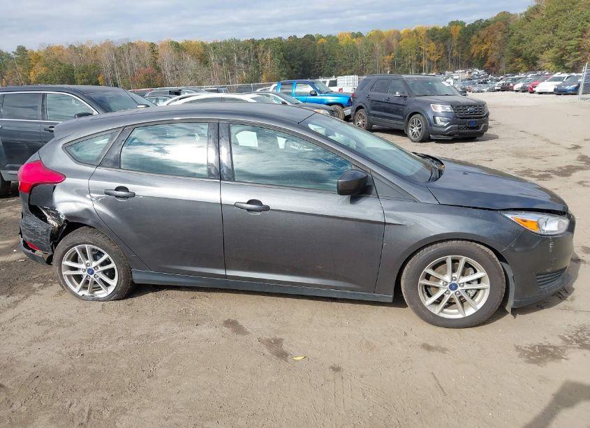 Photo 13 of 2018 Ford Focus SE (VIN 1FADP3K22JL226267)