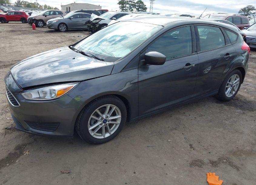 Photo 2 of 2018 Ford Focus SE (VIN 1FADP3K22JL226267)