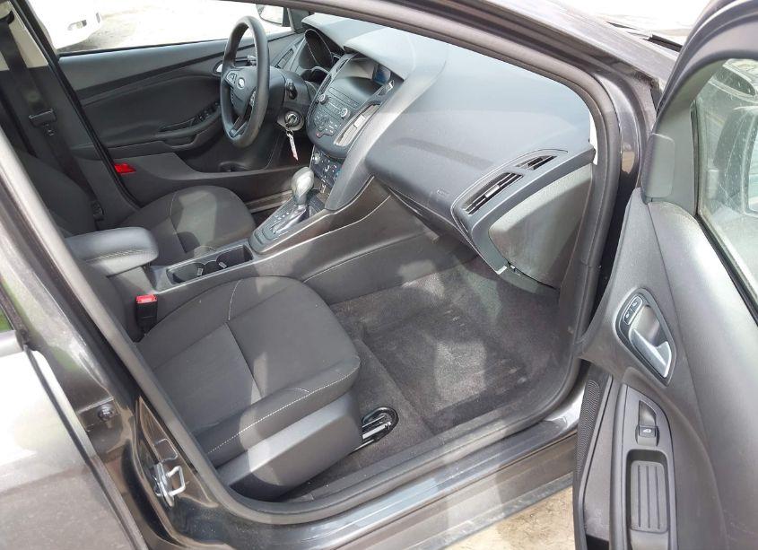 Photo 5 of 2018 Ford Focus SE (VIN 1FADP3K22JL226267)