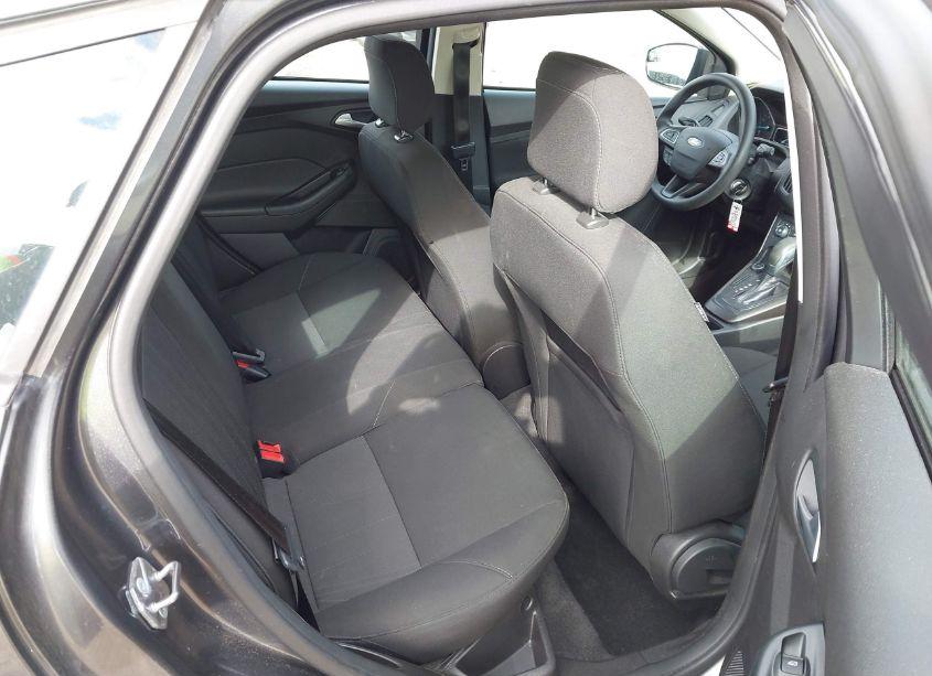 Photo 8 of 2018 Ford Focus SE (VIN 1FADP3K22JL226267)