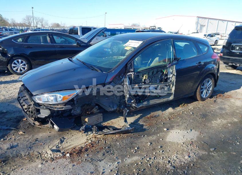 Photo 2 of 2018 Ford Focus SE (VIN 1FADP3K22JL234272)