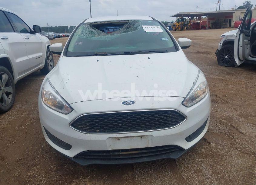Photo 12 of 2018 Ford Focus SE (VIN 1FADP3K22JL244221)
